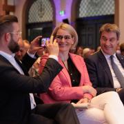 Optimistische Stimmung trotz Krisenzeiten herrscht bei der CSU in Augsburg: Zum Frühlingsempfang kam Ministerpräsident Markus Söder.  Neben ihm: OB Eva Weber mit Ehemann Florian.