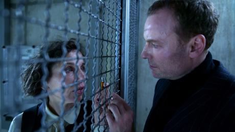 Robert Karow (Mark Waschke) und Nina Rubin (Meret Becker) werden auf der Flucht getrennt: Szene aus dem Tatort heute aus Berlin. 