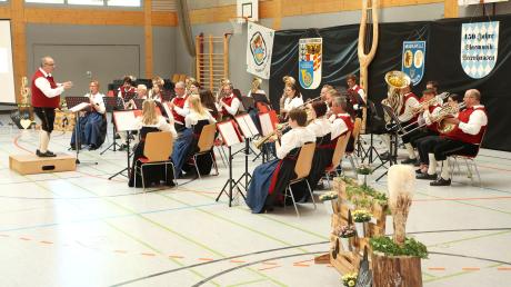Der Musikverein Aletshausen unter der Leitung von Dirigent Helmut Liebhaber: Das Orchester nimmt regelmäßig an Wertungsspielen teil.
