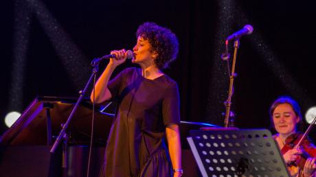 Sängerin Aline Frazao kam mit dem Julia Hülsmann Oktett nach Ulm. Ihre Performance war eines der Highlights dieses Auftritts im Zelt.