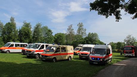 Rettungskräfte aus der gesamten Umgebung waren am Sonntag am Rothdachweiher in Babenhausen im Einsatz.