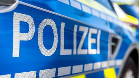Zu einem Autounfall sei es am Montagmorgen bei Ustersbach gekommen, berichtet die Polizei. 