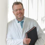 Karel Frasch, Facharzt für Psychiatrie und Psychotherapie und Ärztlicher Direktor des
Bezirkskrankenhauses in Donauwörth gehört zu den Top-Medizinern in Deutschland. 