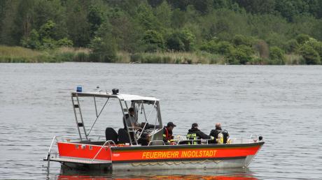 Polizei und Feuerwehr haben die Donau bei Großmehrung abgesucht, weil dort die Leiche eines kleinen Jungen gefunden wurde.