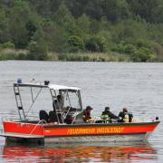 Polizei und Feuerwehr haben die Donau bei Großmehrung abgesucht, weil dort die Leiche eines kleinen Jungen gefunden wurde.