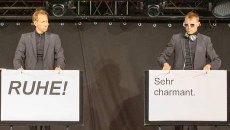 Das Duo "Ohne Rolf" kommt auch ohne Worte aus: Jonas Anderhub und Christof Wolfisberg machen Comedy nur mittels Papier und Schrift.