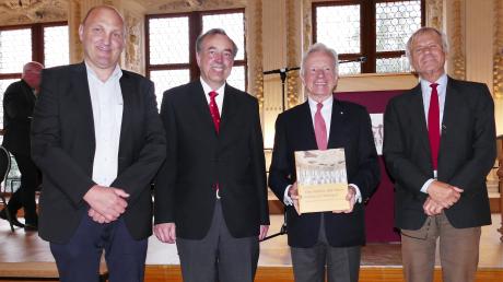Albrecht Fürst zu Oettingen Spielberg (Zweiter von rechts) hat von Stadtarchivar und Autor Rolf Bidlingmaier (links daneben) das neue Buch erhalten. Daneben stehen die Vorsitzenden der Rieser Kulturtage, Gerhard Beck (links) und Wilhelm Imrich (rechts).