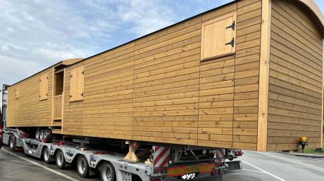 Eine ungewöhnliche Ladung hatte ein Gespann auf der Autobahn A8 bei Zusmarshausen, berichtet die Polizei. Das Fahrzeug hatte zwei Ferienhäuschen aus Holz geladen.
