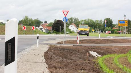 Der erste von zwei Kreisverkehren an der künftigen Ortsumfahrung bei Babenhausen ist fertig.