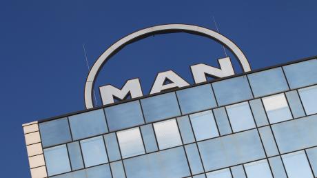 Das MAN-Logo auf dem Verwaltungsgebäude von MAN in Augsburg.