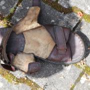 Diese Sandalen gehörten vermutlich zu dem unbekannten Toten.