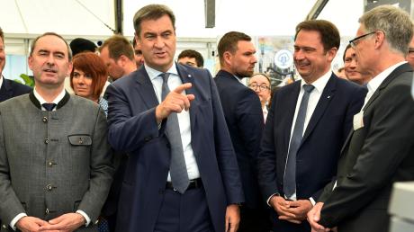 Ministerpräsident Markus Söder (Mitte, hier bei der Eröffnung der WIR 2022) fordert von Hubert Aiwanger (links neben ihm) die Beantwortung von 25 Fragen zur Flugblatt-Affäre. 