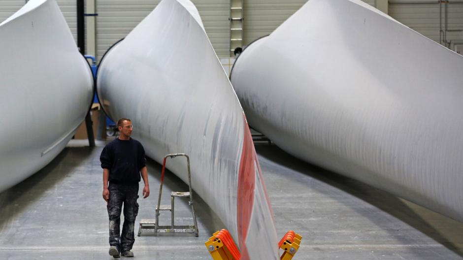 In der Rotorblattfertigung beim Windkraftanlagenbauer Nordex entstehen Rotorblätter mit einer Länge von 58 Metern. Dem Wer droht die Schließung. 