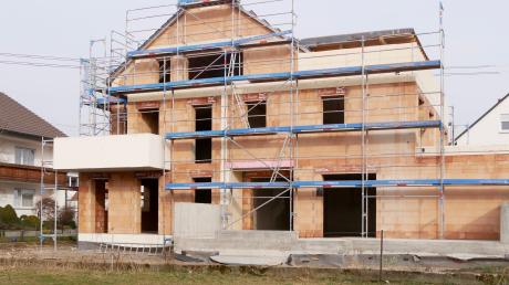 Der Holzheimer Gemeinderat hat jetzt verschiedene Planabweichungen bei einem seit Dezember ruhenden Neubau eines Mehrfamilienhauses erneut abgelehnt.