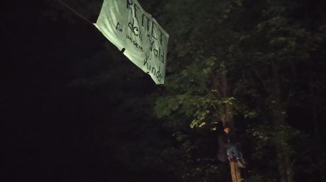 Nachts wurde ein Banner über der Straße im Gewerbegebiet aufgehängt. Am folgenden Morgen war es verschwunden.