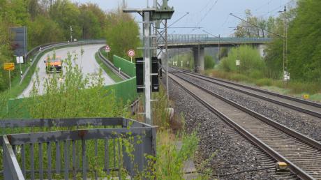 Die Bahntrasse bei Burlafingen. Der Stadtteil soll wieder einen Halt bekommen, fordert der CSU-Ortsverband.