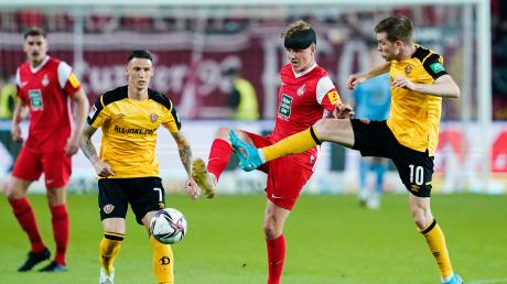 Felix Götze (Mitte) hatte in der abgelaufenen Saison Verletzungspech. Wegen zweier Kopfverletzungen spielt er mit einem speziellen Schutz. Sportlich lief es besser: Mit Kaiserslautern stieg der Leihspieler des FCA in die 2. Liga auf.  