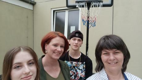 Mehrere Wochen engagierte sich das Team um Lehrerin Katharina Diepenbruck (Zweite von links) ehrenamtlich im Günzburger Flüchtlingsheim.
