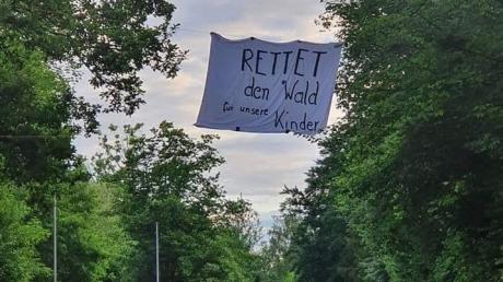 Klimaaktivisten hatten ein Banner aufgehängt, um auf das geplante Gewerbegebiet zwischen Wehringen und Bobingen-Siedlung hinzuweisen.