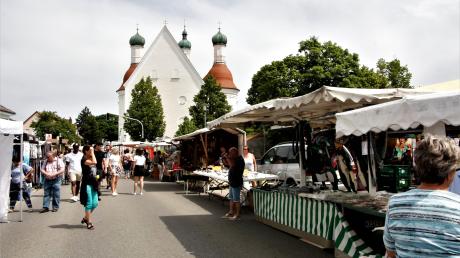 Der Pfingstmarkt in Klosterlechfeld (im Hintergrund die Wallfahrtskirche als das Wahrzeichen der Gemeinde) zieht Tausende Gäste an.