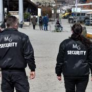 Auch heuer schauen Security-Leute in Utting wieder nach dem Rechten. Unser Bild zeigt einen Sicherheitsdienst, der 2021 in Utting die Corona-Auflagen überwachte.