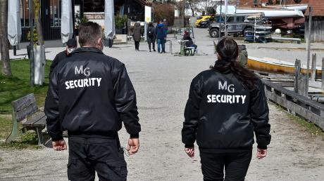 Auch heuer schauen Security-Leute in Utting wieder nach dem Rechten. Unser Bild zeigt einen Sicherheitsdienst, der 2021 in Utting die Corona-Auflagen überwachte.