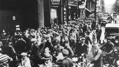 Aufgrund der katastrophalen Auswirkungen der Geldknappheit stehen im Juli 1931 tausende von Menschen vor dem Berliner Postscheckamt, um ihr Guthaben abzuheben.
