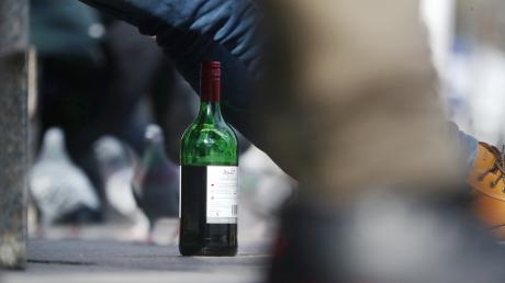 Ein 75-Jähriger ist am Dienstagabend in Augsburg mit Wein und Flasche auf einen Busfahrer losgegangen. Er landete in Polizeiarrest.