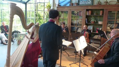 Das Musica Antiqua Ensemble Günzburg  unter Leitung von Bernhard Löffler mit Harfenistin Lea Maria Löffler beim Konzert im Schloss Haldenwang.
