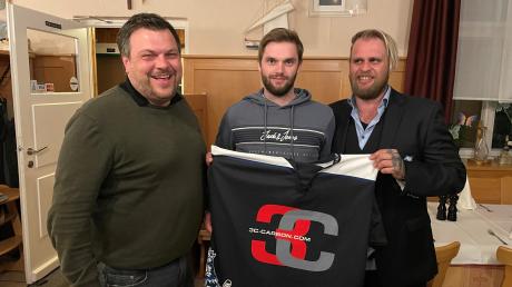 Das Torhütertrio des Eishockey-Oberligisten HC Landsberg ist komplett: Teammanager Michael Oswald (links) und Trainer Sven Curmann (rechts) begrüßen Andreas Magg. 