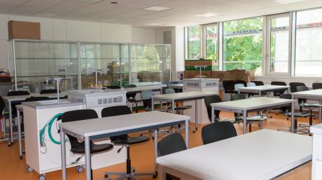 Die Fachräume werden als Klassenzimmer verwendet, bis die umgebaut sind. Hier sind bereits Lüftungsanlagen eingebaut. Das Bild entstand im August 2021. 
