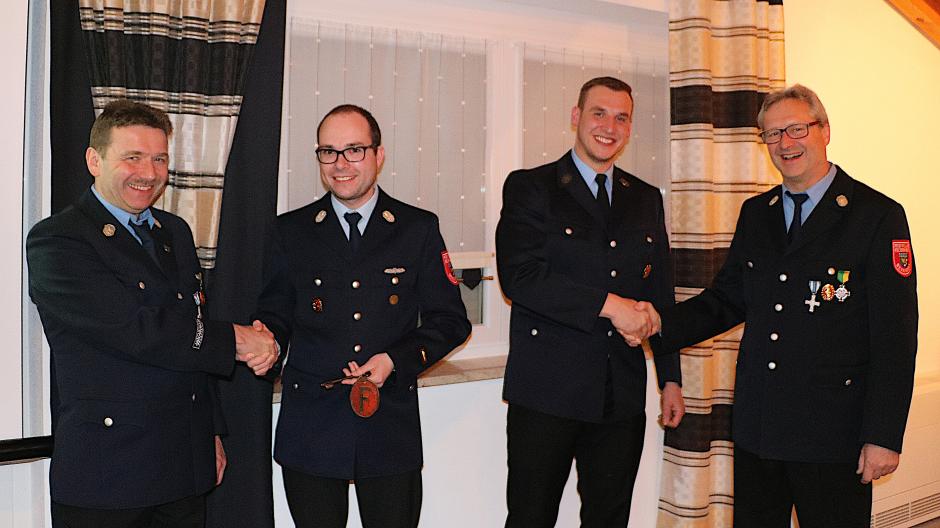 Stabübergabe bei der Feuerwehr Wessizell: (von links) Martin Treffler, Stephan Menzinger, Stefan Breitsameter und Josef Heinrich.