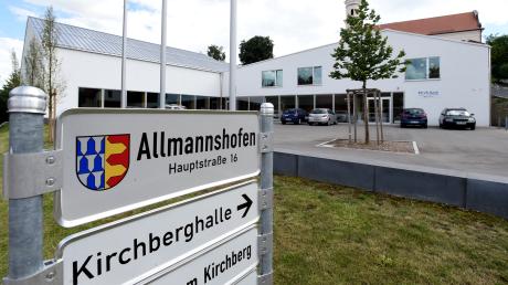 Die Kirchberghalle in Allmannshofen wird vom Veranstaltungsort für Hochzeiten zum Kindergarten. Vor dem Umbau wird die Halle mit Livemusik und Lightshows verabschiedet.