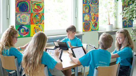Die Schülerinnen und Schüler der Grundschule Jettingen-Scheppach sind mit Tablets ausgestattet und nutzen diese regelmäßig im Unterricht.