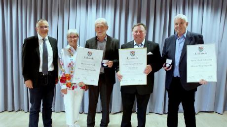 Georg Holzinger (vierter v.l.) ist jetzt Ehrenbürger. Alois Haid (links daneben) und Ulrich Schneider (rechts daneben) wurde die Silberne Bürgermedaille verliehen. Links: Frank Rupprecht sowie Bürgermeisterin Doris Egger. 