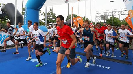 5400 Läuferinnen und Läufer starteten beim Augsburger Firmenlauf am Donnerstag an der Messe.