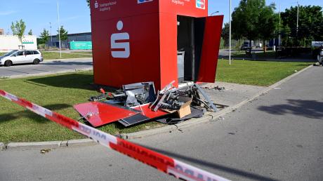 Im Augsburger Stadtteil Haunstetten wurde am frühen Freitagmorgen ein Geldautomat gesprengt.                                     