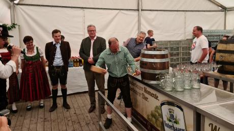 Das Baarer Brauereifest ist eröffnet: Erstmals stach Bürgermeister Roman Pekis das erste Fass Bier an, aufmerksam beobachtet von Franz Freiherr Groß von Trockau, Chef der Schlossbrauerei Unterbaar.  
