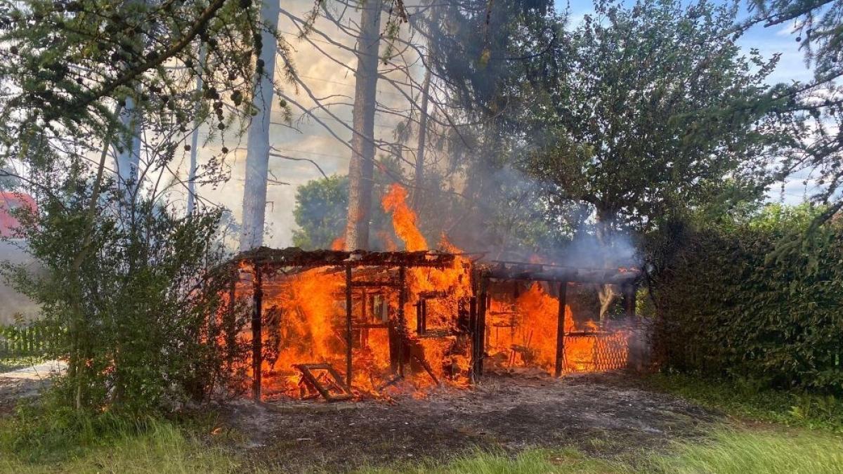 #Neusäß: Gartenhütte brennt komplett nieder: Polizei sucht nach Hinweisen