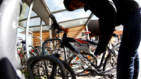 Am Bahnhof in Jettingen-Scheppach wurde ein Fahrrad gestohlen. Die Polizei sucht Zeugen.