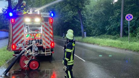 Der Starkregen sorgte in Augsburg für überflutete Straßen. Die Feuerwehr war im Einsatz. 