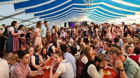 Der Samstagabend hat beim Brauereifest in Unterbaar alle Besucherrekorde gebrochen. Am Abend sorgte die S.O.S. Partyband für Stimmung. 