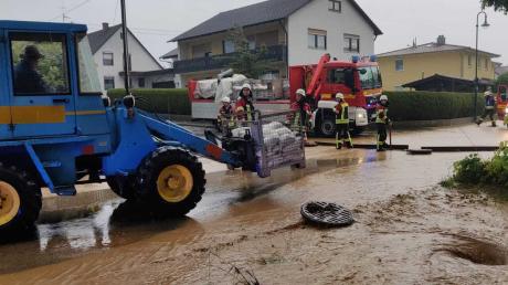 Mehrere Feuerwehren und der städtische Bauhof waren am Freitagabend mit schwerem Gerät im Einsatz, um im Aichacher Stadtteil Griesbeckerzell Unwetterschäden zu beseitigen.
