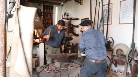 Aus  der Schmiede klangen am Museumstag die Hammerschläge der Jungschmiede  Benedikt Römer und Andreas Völk, die glühendes Eisen bearbeiteten.  