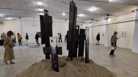 "Repräsentationen" hat Andreij Herzog seine fünfteilige Installation aus Kohle und Kalk auf Holz genannt. Sie ist bei der Ausstellung des Aichacher Kunstvereins auf einem Sandhaufen aufgebaut. 