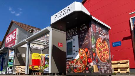 Seit Juni 2022 steht der Pizza-Automat am Rewe-Supermarkt in Weißenhorn. Jetzt gibt es dort auch Kässpätzle und Rigatoni.