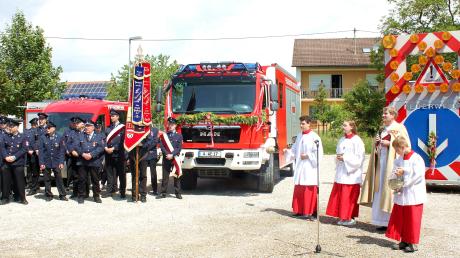 Pfarrer Bernd Rochna (rechts), der vor Jahren bereits als Seelsorger in Westendorf tätig gewesen war, segnete die beiden neuen Einsatzfahrzeuge der Freiwilligen Feuerwehr Westendorf.