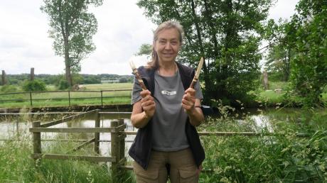 Margita Binder, Natur- und Erlebnispädagogin der Naturhelden, mit selbst geschnitzten Werken beim Wildnistag des Umweltzentrums.  