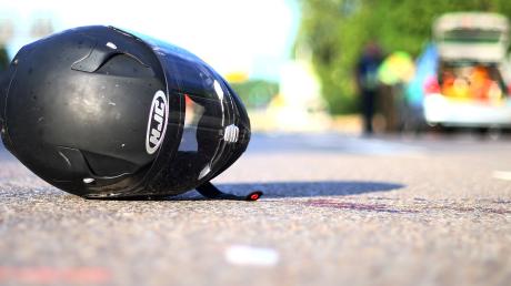 Bei einem Zusammenstoß mit einem Auto in Bubesheim sind ein Motorradfahrer und seine Beifahrerin leicht verletzt worden.