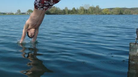 Die Badegäste schätzen die Abkühlung im Silbersee bei Remshart (Kreis Günzburg). Bein einem Voting von Donau 3FM wurde er zum besten See in Schwaben gekürt.
